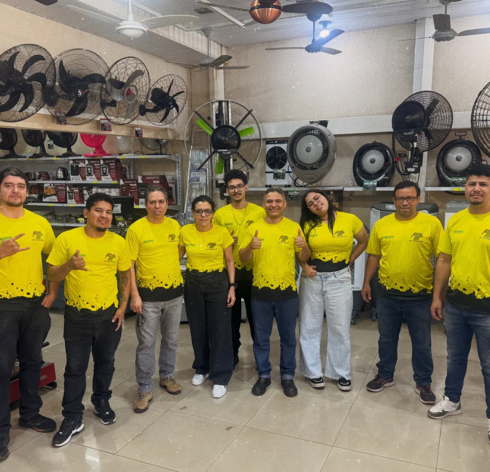 Equipe Ventmar reunida na loja de Campo Grande